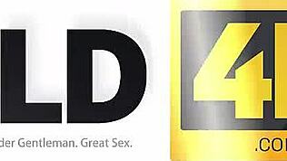 Эй, хочешь увидеть, как старый папаша в очках трахает молодую киску на офисном столе?