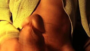 Cowok Telanjang Hot Pakai Sweater Kocok Kontol Gede Keras