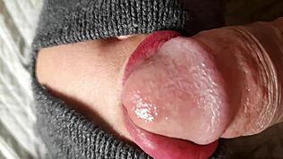 مص زب قريب يتحول إلى قبل مبلل واستمناء. العاشق القديم يسيطر بزب كبير في مشهد لامع!