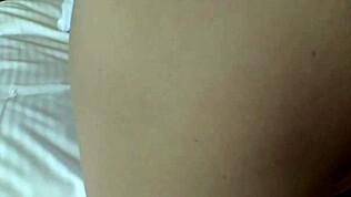 Studenta japoneză savurează acțiune dulce și aburindă în dormitor?