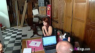 Ujo punapäinen nuori kiusoittelee villisti castingissa