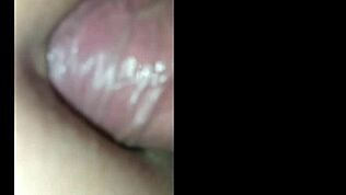 Dövmeli esmer Latin hatun kadın kıyafetli adamdan anal sikiliyor