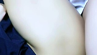 Thai iskoláslány 18+ kihagyja az órát intenzív akcióra. Hátulról kutyapózban döngöli az izgatott partnere vad jelmezben.