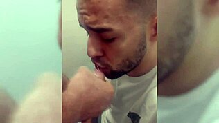 Јеботе! Платио ме да му пуши у свлачионици теретане!