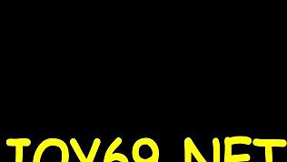 Млада пића се игра сама са дилдом