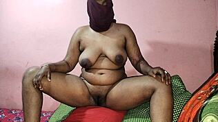 Cunhado conforta na cozinha com áudio hindi