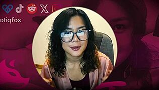 Uau, essa asiática fofa e bolhenta te guia num show particular ao vivo, delícia! 😘