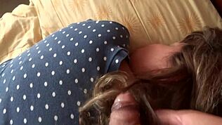 Prima oară când pasul meu explorează corpul meu, îmi bagă în cur cu spermă raw