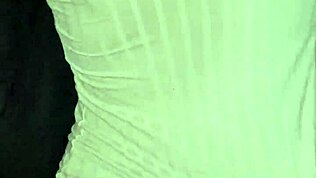 Minyon Arjantinli üvey kız kardeş uyku sırasında kreampie alıyor