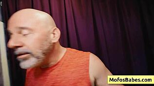 Blondínka cucá a jazdi počas hodiny jógy.