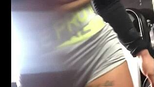 Simt plăcerea intensă masându-mi fundul mare atletic în sesiune de workout transpirat