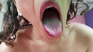 Seksi brazilska amaterka v perilicah draži z ogromno pičko, razpre jo za umazano fetiš šov.