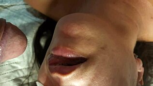 Ze zoog mijn lul kop en harige ballen met intense natte passie.