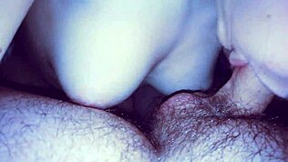 Jeg ga kjæresten min en cumshot i senga, hun svelget alt som en god 18+ tenåringstøs, men jeg bommet litt på sikten