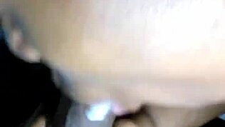 Ona sesa ta veliki kurac na slinast način, vzame ga globoko v usta in naredi ga mokrega