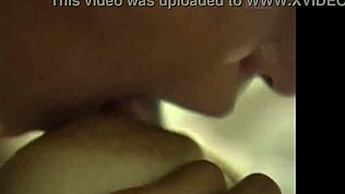 Fille intello provocante, tu veux te déshabiller et t'attacher pour une baise hardcore ?