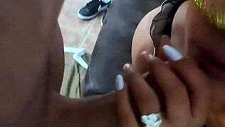 Latina buurvrouw pijpt in groeps homemade swingers scene