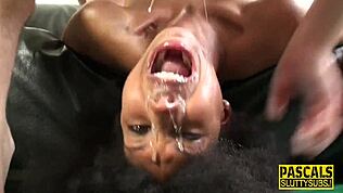 에보니 서브미시브가 스타킹 입고 목따먹혀