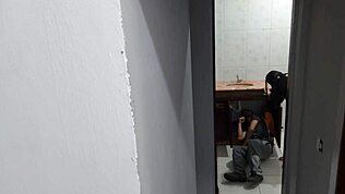 Karım Tesisatçıyla Gizlice Kirli Bir Sikiş Yaptı