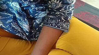 Jija vypíca sali počas filmu, ebony zakrivená zrelá s špinavým rozprávaním a uctievaním zadku