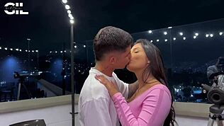 तो यह जिज्ञासु लातीना पड़ोसी सालोमे गिल टेरेस पर पड़ोसी के युवा 18+ बेटे से चोद दी गई - भाग 1