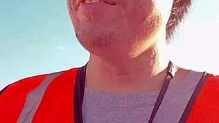 Asijská sólo procházka venku během práce?