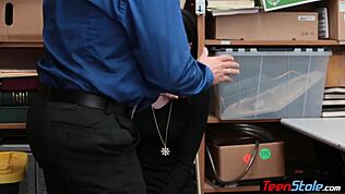 Novinha pálida miúda 18+ leva castigo e fode com policial no trampo