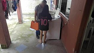 Домакиня плаща на техник с дупето си, докато мъжът й рогоносец го няма, опа!