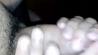 Bayangkan isteri Argentina bagi handjob sambil tengok porn dan cumshot.