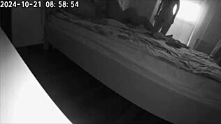 嘿，妻子在隐藏摄像头抓丈夫和女佣出轨？