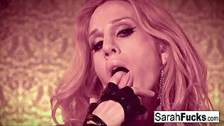 Seksi Sarah Jessie masturbira in prstka pičko v usnjenih rokavicah 😘