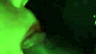 아시아녀 미녀가 콘돔 없이 검둥이랑 섹스!