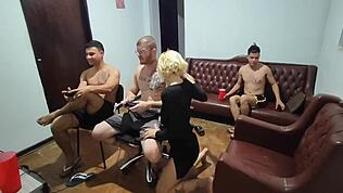 友達、ビデオゲームから始まってお互いの尻を激しく犯す