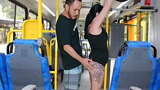 Morena se kinky dodiruje u prepunom autobusu