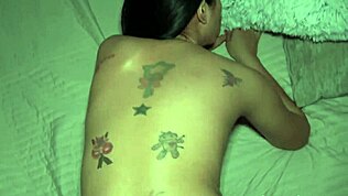 길 잃은 태국 여자가 공공 야외에서 낯선 남자에게 얼굴에 사정 받아