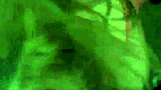 Il cazzo esplode con sborra sulla sua faccia in facial intenso