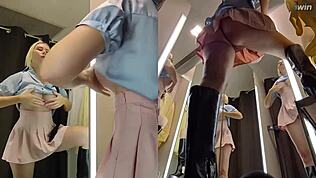 Skjult kamera fanger saftig fisse oppefra i omklædningsrum