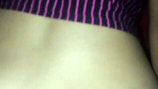 Gostosa uživa u outdoor avanturi sa prijateljima