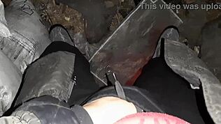 마을 여자가 차가운 헛간 목장에서 자위해