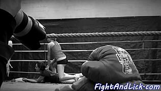 liten 18+ eurobrud brottas med stor lesbisk i närbildskamp