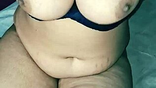 Wow! Desi indisk bhabhi viser enorme varme pupper