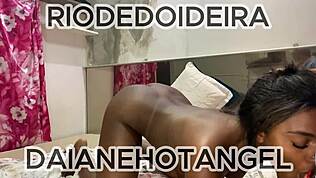 Her rødhåret krøllete svartjente dominerer meg med kinkig pegging!