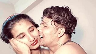 Sistya’s petite 18+ brunette med små 18+ patter bliver kneppet hårdt rundt i rummet i 2025.