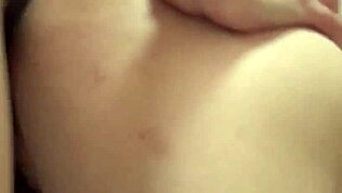 더러운 아시아 MILF, JAV에서 흑발 큰 가슴으로 크림파이 후 빨기