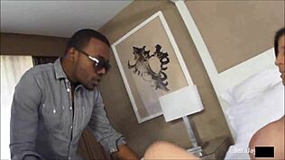 Sara Jay dobija lizanje svoje mokre pičke u sesiji prljavog pričanja... vau! 😜