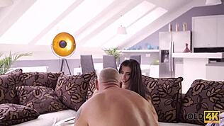 야, 이 올드4K 씬에서 뜨거운 올드와 어린 체코 틴 섹스가 입에 사정으로 끝나