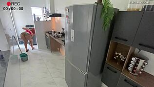 Skrytá kamera zachytí zaměstnankyni v šortkách při dráždění