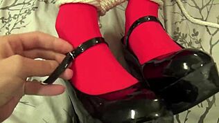 Enfermeira, você tá amarrada, agora dá esse footjob, vamos!