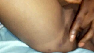 Sex v náladě na posteli, holka tak sexy, prstění mě dostalo do šílenství