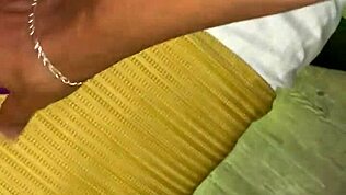 Ukrasna nalgona na četveronoške, savijena u doggystyle poziciji za intenzivnu akciju